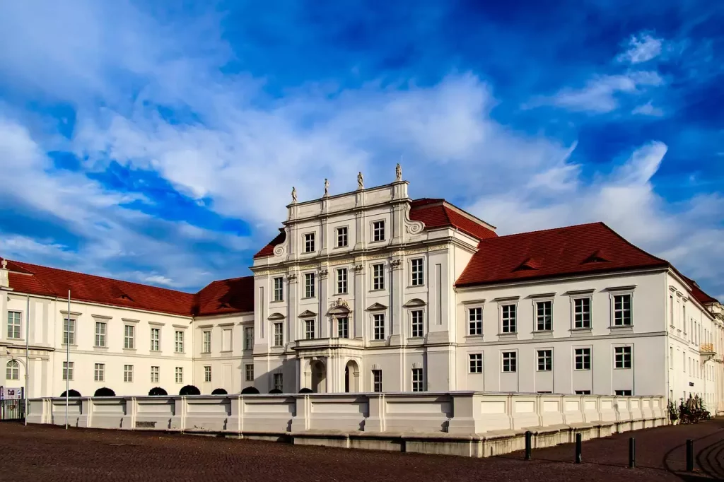 Wat zijn toeristische bezienswaardigheden in Oranienburg (stad) (Brandenburg)